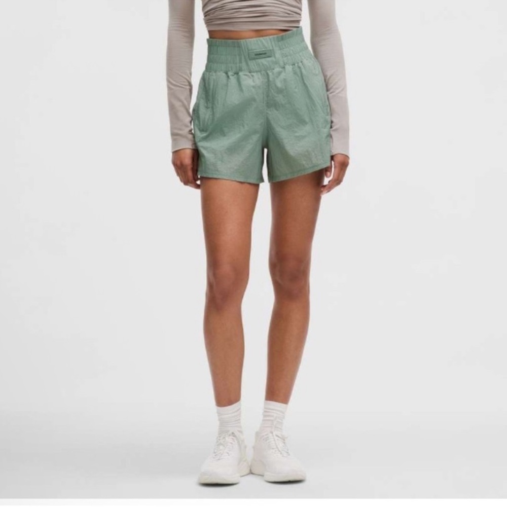 Lululemon Super-High-Rise Training Short 4"
 Green size 8